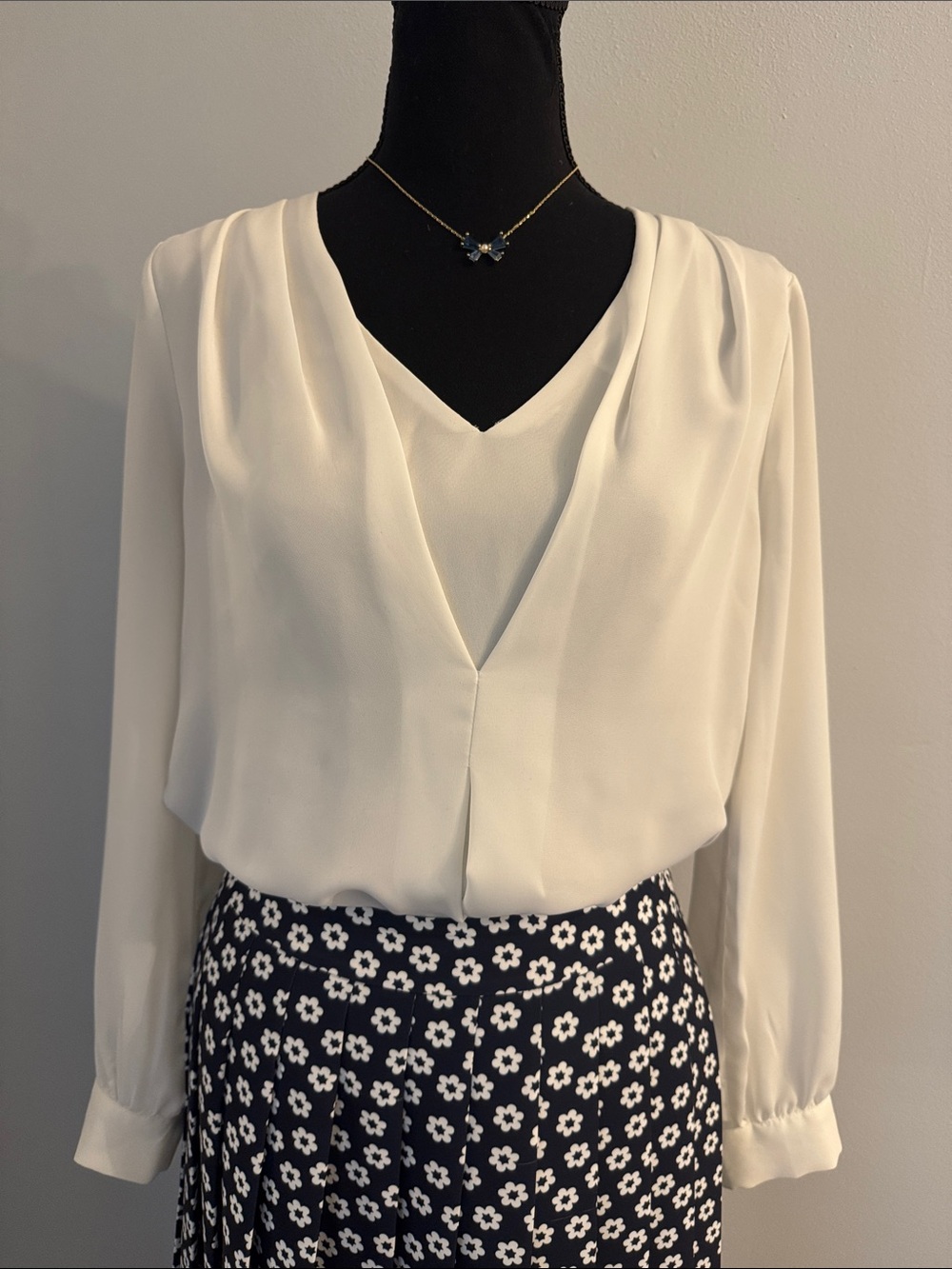 Elle Cream V-Neck Long Sleeve Blouse